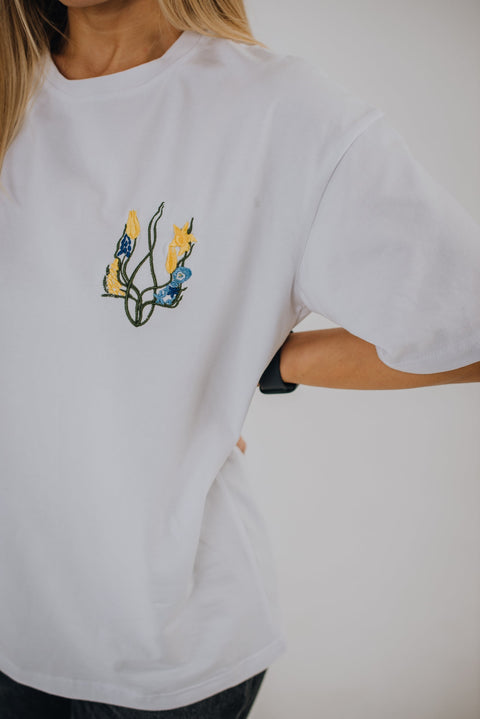 T-shirt "Blossoming Trident" Oversize (left)